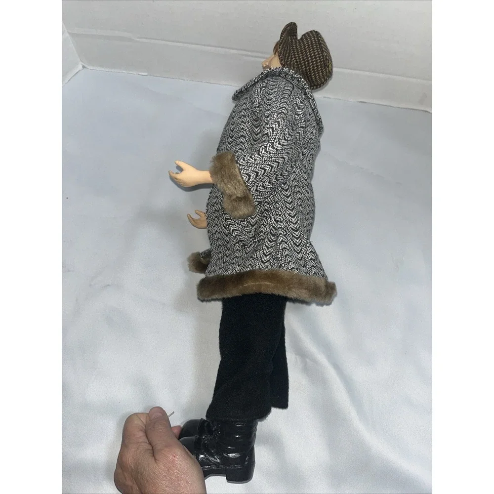 Dickens Style Caroler , Poseable Arms‎ , Top Hat Faux Fur Trim Cost , 18